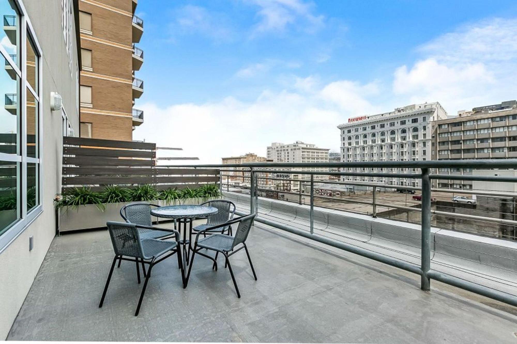 Upscale Condos And Penthouses Close To Canal And Bourbon St New Orleans Exterior photo