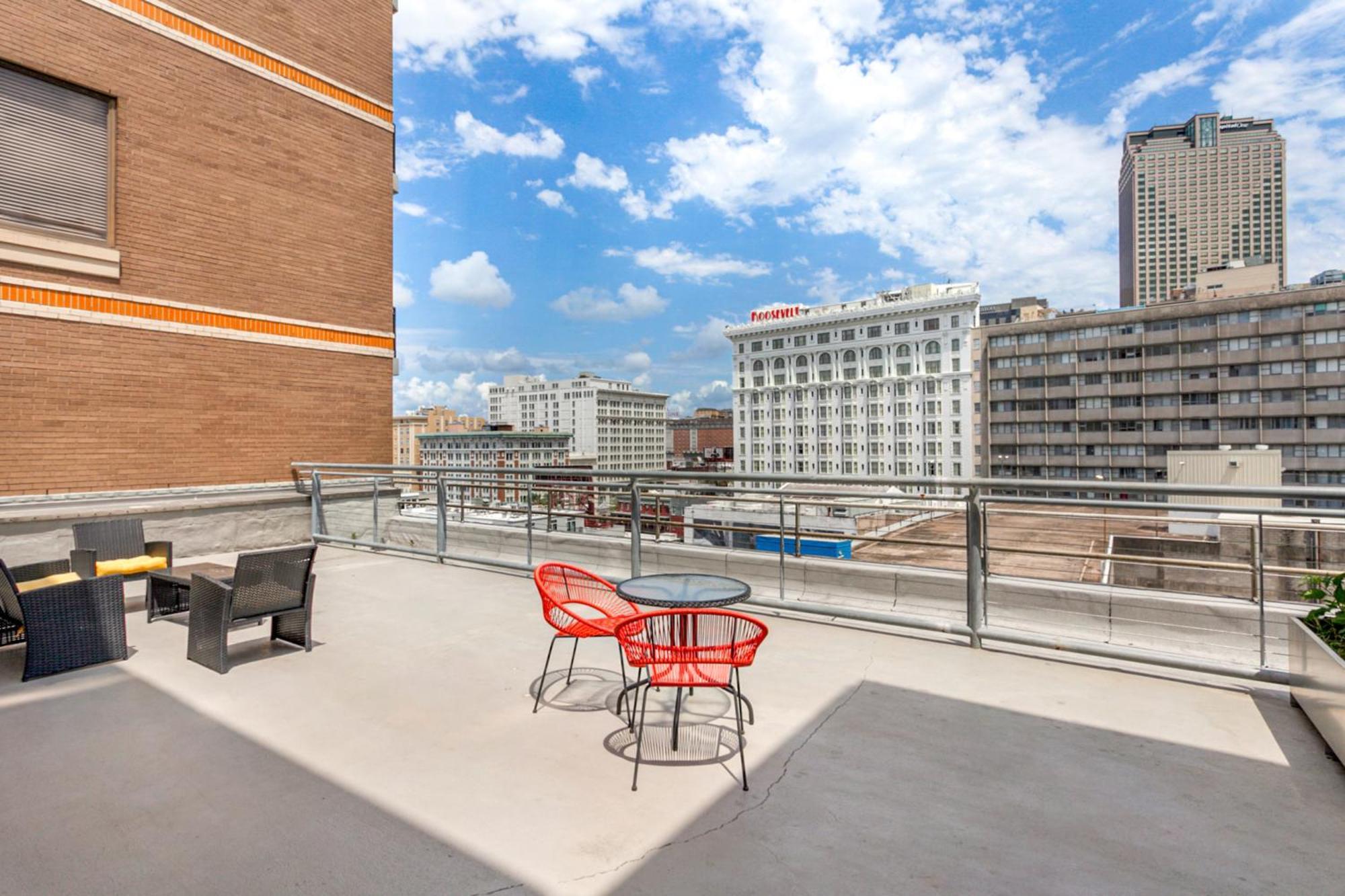 Upscale Condos And Penthouses Close To Canal And Bourbon St New Orleans Exterior photo